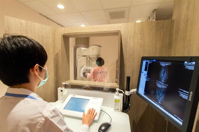 台東基督教醫院新引進的乳房Ｘ光攝影（此為示意圖，正式攝影時，婦女須褪去上衣／東基提供）。