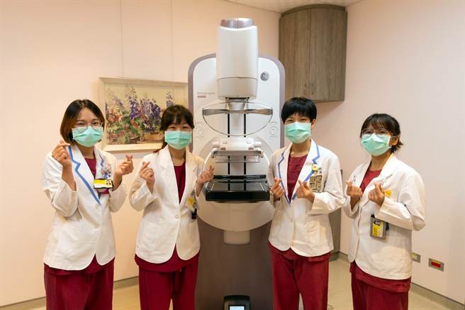 台東基督教醫院影像醫學科引進智慧型攝影機，並由女性放射師為婦女進行乳房X光攝影檢查。（東基提供／莊哲權台東傳真）