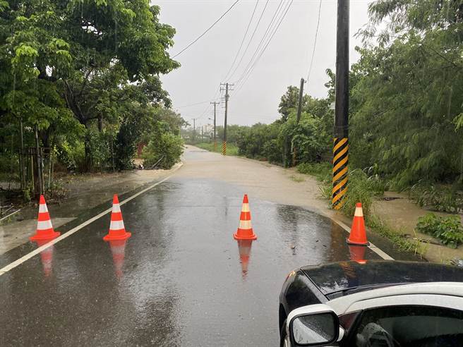豪雨造成恆春淹水，警方出動交管，避免民眾受困。(警方提供)