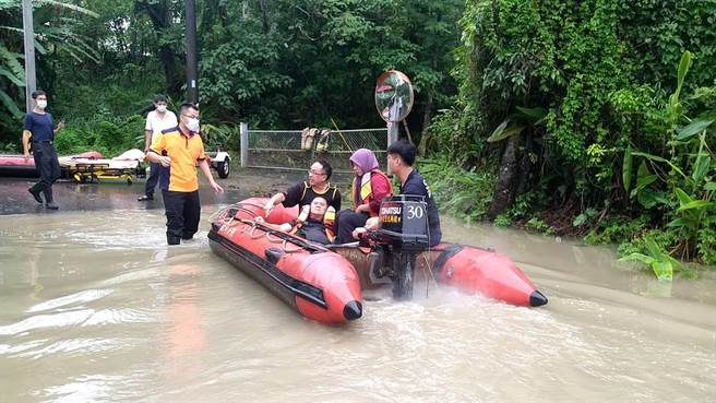 台南市政府消防局派遣白河中队、白河及后壁分队前往救援，目前3人皆安全。（读者提供／张毓翎台南传真）