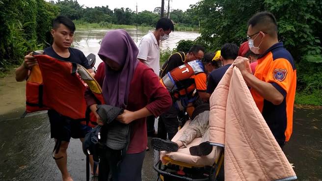 台南市政府消防局派遣白河中队、白河及后壁分队前往救援，目前3人皆安全。（读者提供／张毓翎台南传真）