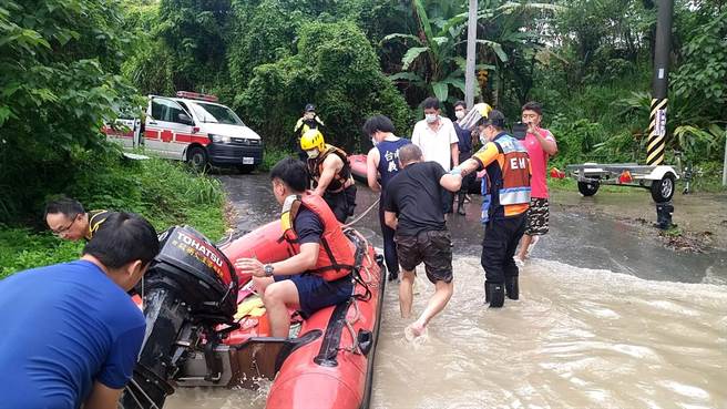 台南市政府消防局派遣白河中队、白河及后壁分队前往救援，目前3人皆安全。（读者提供／张毓翎台南传真）