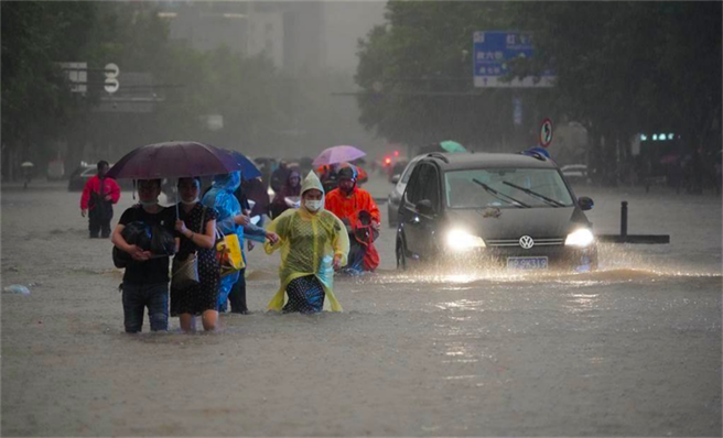 大陆国务院宣布成立调查组，针对河南郑州「7·20」特大暴雨灾害进行调查。图为河南大雨引发严重洪灾。（中新社）