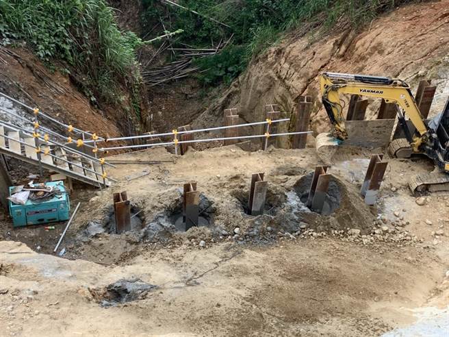花坛乡与彰化市交界处的三芬路，6月21日遭强降雨冲刷导致大半路面崩塌，马路变天坑景象骇人，经彰化县工务处派工抢修，工程进度以逾3成，防止路面中心崩塌面因颱风豪雨继续扩大。（彰化县政府提供／谢琼云彰化传真）