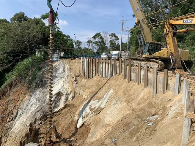 花坛乡与彰化市交界处的三芬路，6月21日遭强降雨冲刷导致大半路面崩塌，马路变天坑景象骇人，经彰化县工务处派工抢修，工程进度以逾3成，防止路面中心崩塌面因颱风豪雨继续扩大。（彰化县政府提供／谢琼云彰化传真）