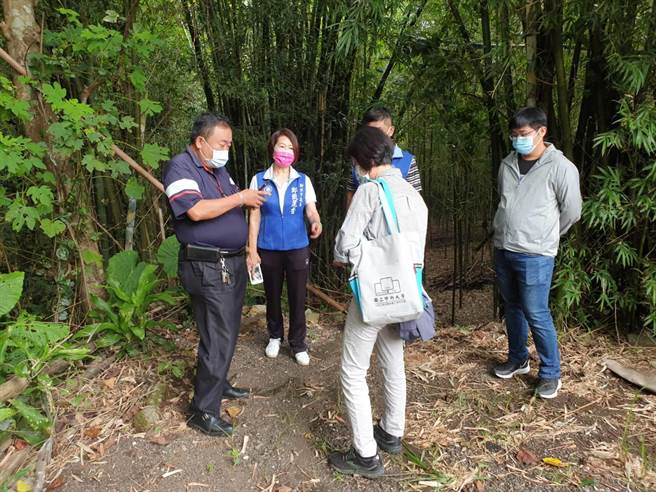 新北市议员郑戴丽香表示，淡水区水源里种植箭笋、竹笋等，里内5至9号野溪坡崁崩塌，近年屡遭泥流淹没，希望相关单位提出解决方案(郑戴丽香服务处提供／戴上容新北传真)