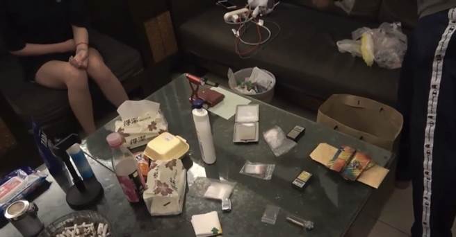 24岁林姓、31岁孙姓药头在高雄贩售K他命、毒咖啡包，高市刑大逮获时发现他们在K毒中混入香精，声称可以降低K菸燃烧时产生的塑胶味，但警方仍闻到一股浓浓的塑胶臭味，直言药头利用外观相似的白色块状香精混装K他命，根本是稀释纯度增加利润，全案依毒品罪送办。(翻摄照片／刘宥廷高雄传真)