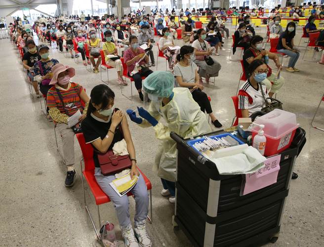 卫福部食药署今天公布高端疫苗EUA审查议纪录，多位专家对疫苗对于Delta病毒的保护力不佳表达疑虑。图为北市国、高中的教职员的疫苗接种。（资料照，王英豪摄）