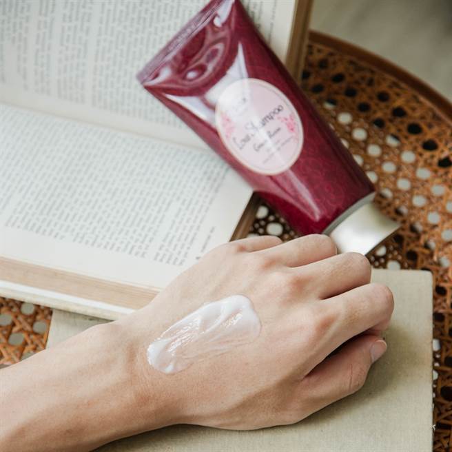 温和洗髮乳针对受损髮质研发，无泡沫配方更是友善对待环境与肌肤。（图／品牌提供）