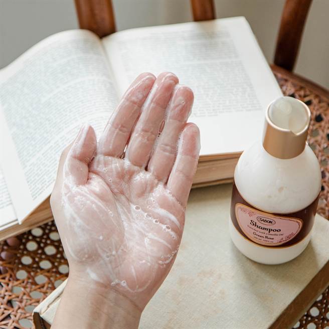 经典洗髮乳无论哪种髮质都可使用，Ph5.5的弱酸性配方为头皮温柔地带走油脂。（图／品牌提供）