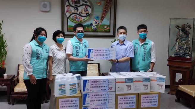 台灣民眾黨秘書長謝立功代表捐贈防疫物資，嘉義市警察局長黃建榮代表受贈。（民眾黨嘉義市黨部提供）