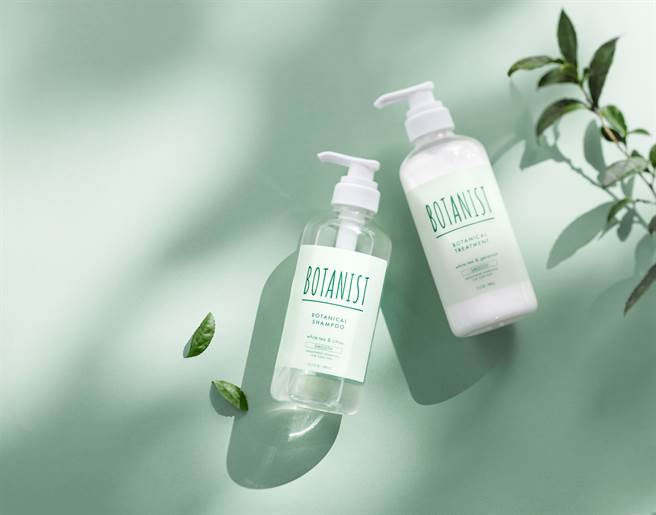 BOTANIST清爽柔顺型洗润系列以柠檬草萃取为保湿基底，让秀髮从打劫分岔中完全解放。（图／品牌提供）