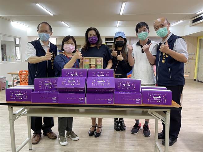 台中市身障日照逐渐恢復，立林长青赠500剂快筛试剂。（台中市府提供／卢金足台中传真）