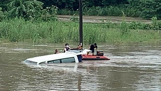 車子失去動力遭溪水沖進河中，慘遭滅頂。（讀者提供／張毓翎台南傳真）