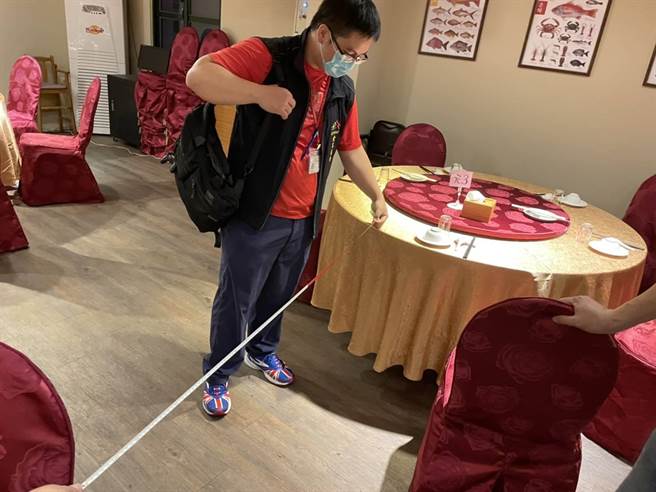 台中市到餐廳實際稽查，發現業者未落實出入口管制、人流管控降載等措施。（台中市政府提供／馮惠宜台中傳真）