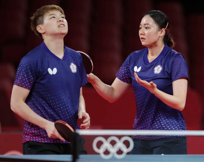 中華桌球女團8強止步，陳思羽（左）鄭先知（右）。（季志翔攝）
