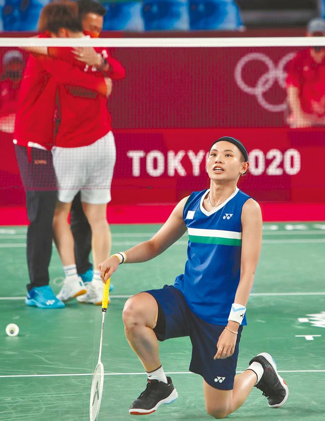 戴资颖金牌战不敌陈雨菲后，跪地许久难掩失望。（季志翔摄）