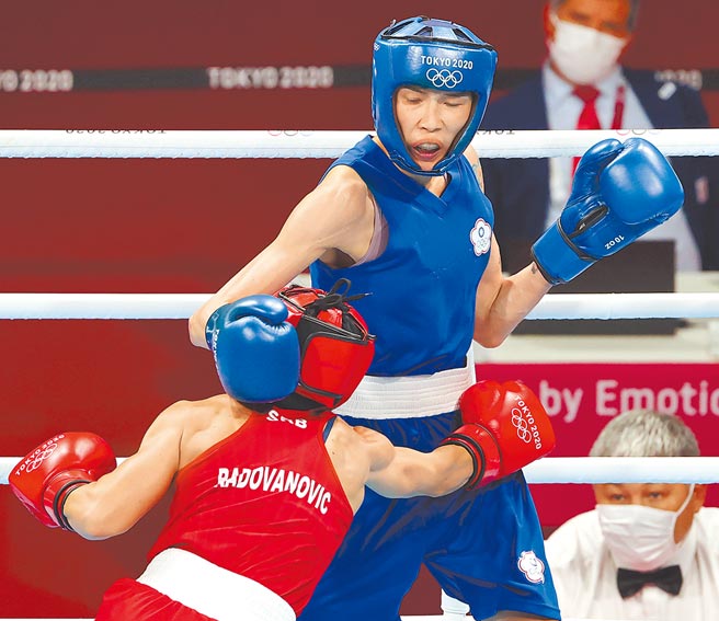 東奧女子拳擊51公斤級中華隊黃筱雯（右）以5：0擊敗塞爾維亞女將拉多瓦諾維奇，確定晉級準決賽。（季志翔攝）