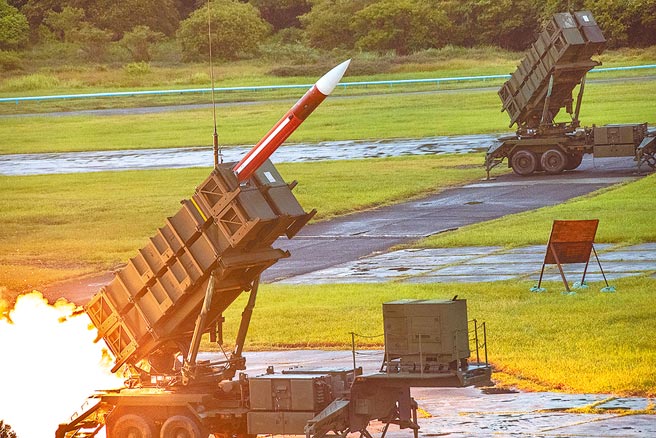 近年「国舰国造」、「国机国造」口号震天，于是也有「国车国造」构想。图为爱国者二型防空飞弹射击情形。（军闻社）