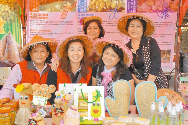 林清兰（前右）与邱淑绵（前中）是天埔社区发展重要推手。（台南玉井区天埔社区提供）