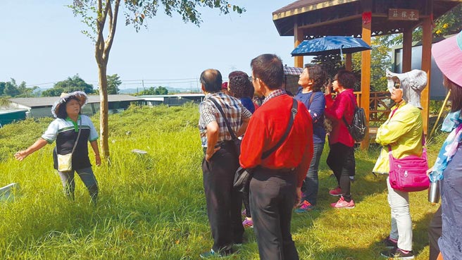 天埔社区执行长林清兰（左）为参访团导览。（台南玉井区天埔社区提供）