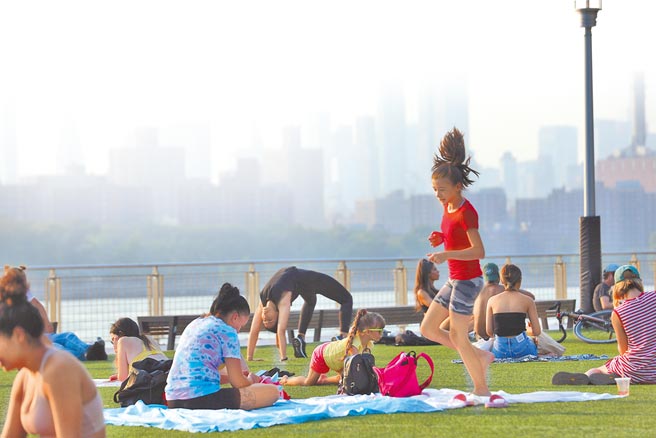 美國紐約一處公園內，不少人利用假日從事休閒活動。為恢復經濟活動，只要新冠疫情稍有好轉，當局便放鬆防疫措施，導致人群聚集活動增加、疫情反彈。美國7月31日新增確診病例10萬1171例，為今年2月7日以來單日增幅最高紀錄。（新華社）