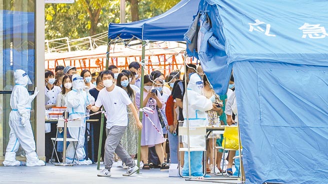 大陸Delta疫情爆發，中央流行疫情指揮中心指揮官陳時中說，當地看起來是零星個案，但管制的強度似乎到了社區感染的強度，值得觀察。圖為成都高新區核酸採樣點。（新華社）