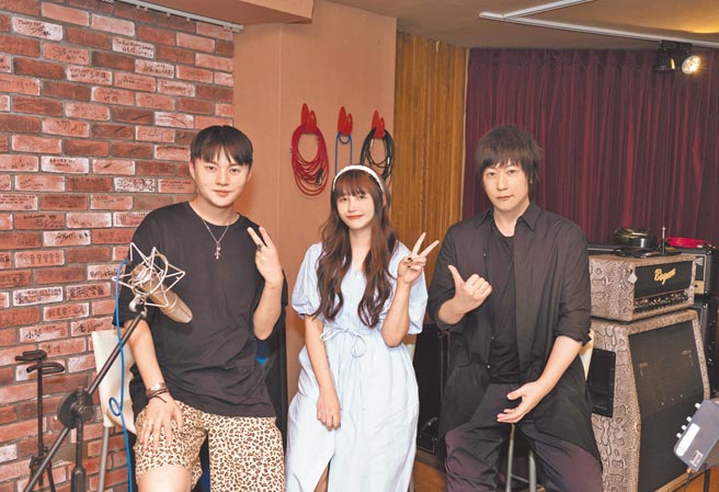 阿信（右起）亲自操刀为琳谊（中）与许富凯制作单曲〈爱情限时批〉。（相映国际提供）