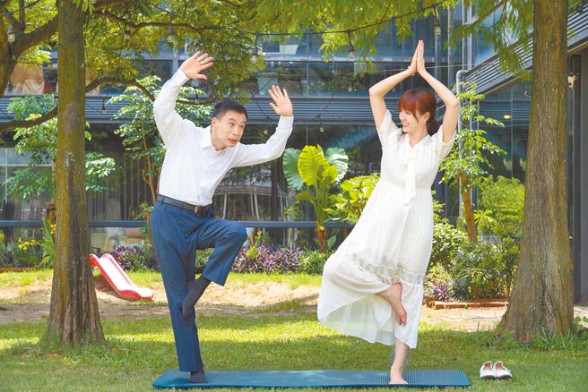 魏蔓（右）在《三只小猪》成为爸爸李天柱生病后的支柱。（三立提供）