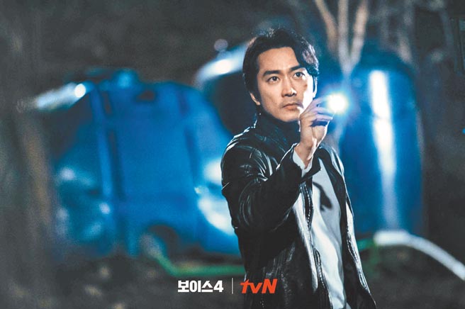 宋承宪在《VOICE 4》饰演的美籍韩裔警察。（摘自韩网）