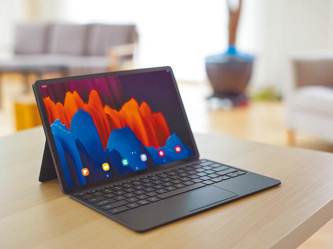 三星的Galaxy Tab S7系列，可搭配书本式键盘皮套及Spen，同时可迅速切换Samsung DeX模式，就算有工作需求的使用者也能兼顾，定价1万9990元起。（三星提供）