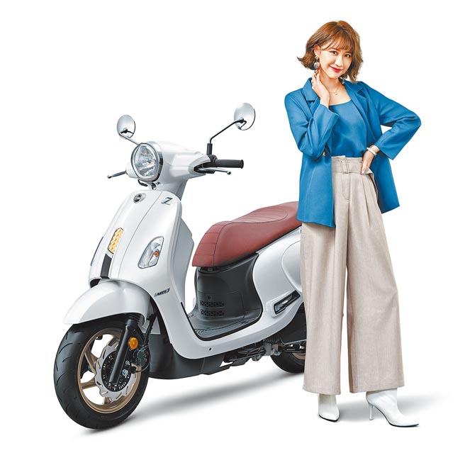 SYM Fiddle 125主打「自由畅型」的不妥协精神，展现内外兼具的耀眼特色，堪称「移动精品」，图为白月猫眼车色。（三阳提供）