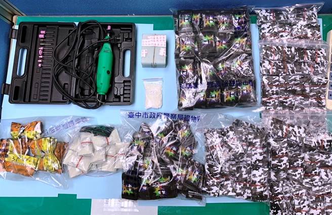 台中市警察局刑事警察大队侦查第四队在38岁李姓及40岁许姓两名药头使用车辆及住处搜索查扣含第三、四级毒品咖啡包1023包、第三级毒品恺他命54包等赃证物。（台中市警察局提供／冯惠宜台中传真）
