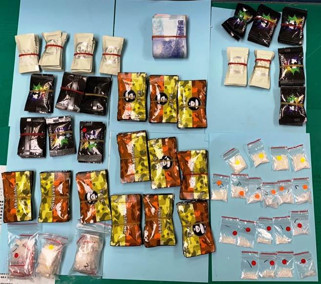 台中市警察局刑事警察大队侦查第四队在38岁李姓及40岁许姓两名药头使用车辆及住处搜索查扣含第三、四级毒品咖啡包1023包、第三级毒品恺他命54包等赃证物。（台中市警察局提供／冯惠宜台中传真）
