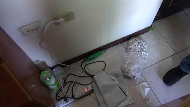 警方除查获毒品，也搜出一迭玻璃片及一部手动砂轮机，犯嫌声称是要自行打磨玻璃制作K盘配件，并举办活动赠送给购买毒品的买家，藉以提升业绩及顾客满意度。（台中市警察局提供／冯惠宜台中传真）