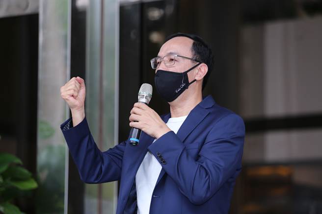 朱立倫3日出面宣布投入國民黨主席選舉，誓言帶領藍營贏得2022及2024大選。(黃世麒攝)