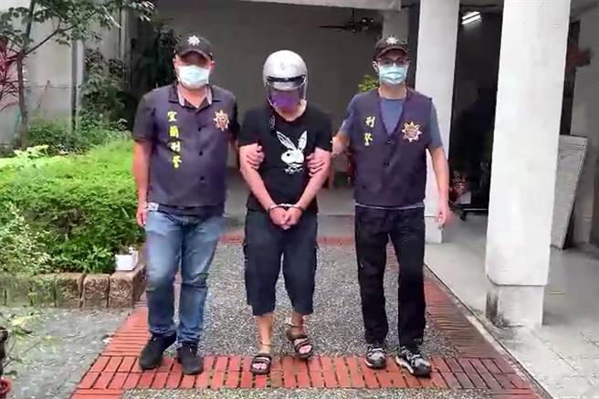 呂姓男子（中）因持有毒品，見警方攔查竟朝員警開槍，警方依殺人等罪嫌送辦。（警方提供／李忠一宜蘭傳真）