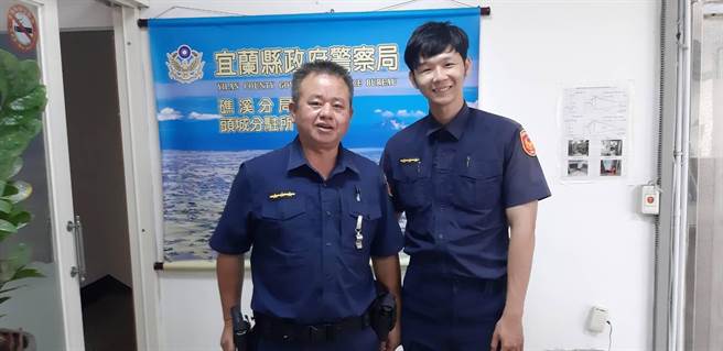 頭城分駐所員警蔡旻庭（右）擔服交通稽查勤務時遭呂姓男子開槍，蔡員受傷後還壓制呂男、奪下槍枝，所幸經送醫後生命徵象穩定。（警方提供／李忠一宜蘭傳真）