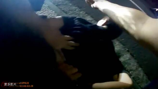 礁溪头城分驻所员警拦闯红灯毒贩时，遭开枪穿胸口，仍负伤搏斗逮人后重伤送医。（图／警方提供）