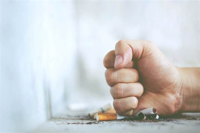 明知吸菸傷身 卻難敵戒斷症狀? 新型噴霧助戒菸速戰速決。(示意圖/Shutterstock)