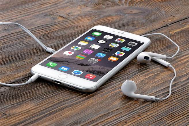 果粉们纷纷指出，iPhone只有电池是缺点，其他地方真的耐用。(达志影像/Shutterstock提供)