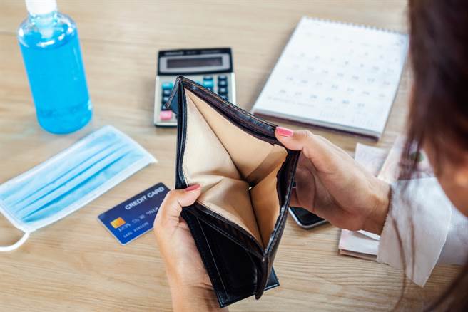 女領薪水遭去尾數，網友驚呼老闆也太摳門，一般都是無條件進位或四捨五入，哪有人無條件捨去。（圖／Shutterstock）