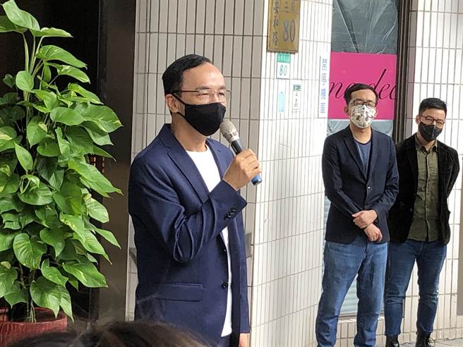 国民党前主席朱立伦今天正式在媒体面前宣布参选党主席。（赵婉淳摄）