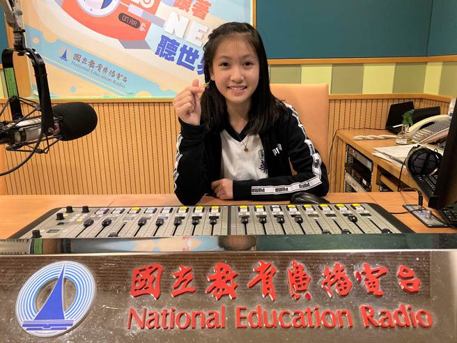 五华国小的邓妍玲曾撰「抗糖小勇士」绘本于新北市图书館发表，并受教育广播电台专访。（新北市教育局提供）
