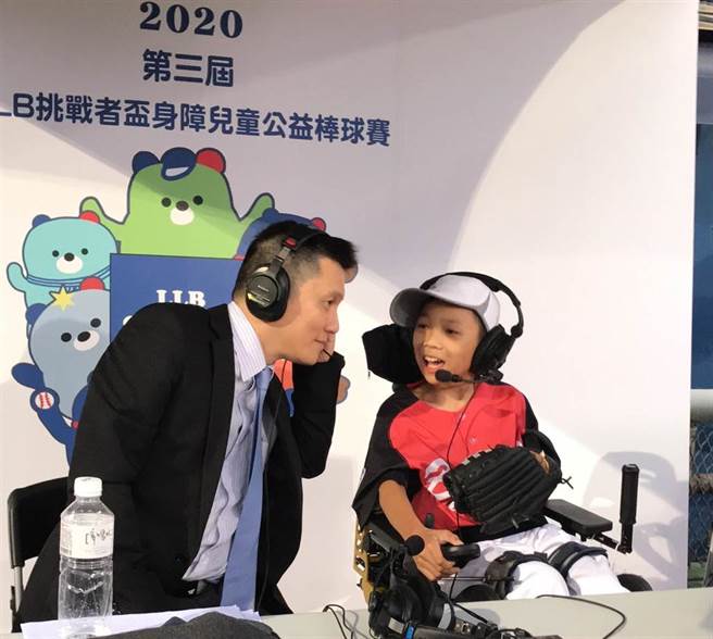 莒光国小的涂煜钧因粒腺体病变导致全面动作发展迟缓，但仍积极参与社会公益活动。（新北市教育局提供）
