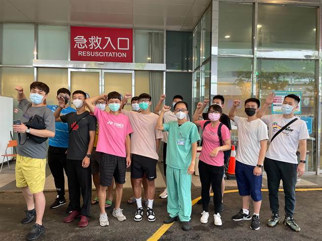 中國醫藥大學新竹附設醫院贊助新竹縣羽球隊選手、教練快篩，支持他們無後顧之憂，安心參與全國運動會羽球資格賽。（莊旻靜攝）