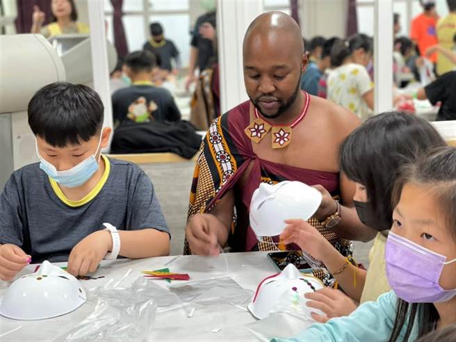 新北市教育局與7個國家合作，並邀請專業講師，開辦全英語暑期營隊，當中還包含非洲史瓦帝尼王室成員。圖非當事人。(新北市教育局提供／李侑珊台北傳真)