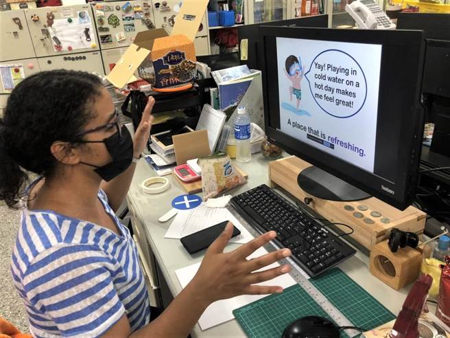 新北市政府教育局邀請到南非講師，為學子分享當地與台灣相同的機車文化。(新北市教育局提供／李侑珊台北傳真)