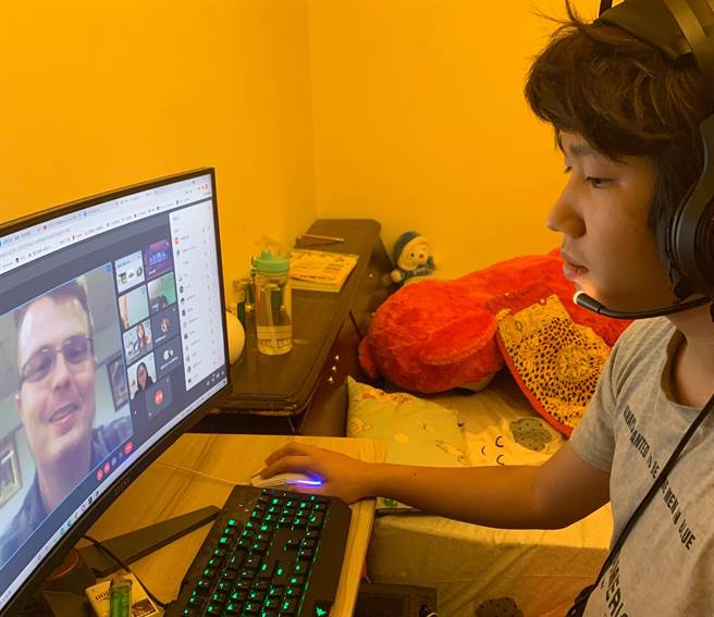 全程參加的線上英語營隊的高中職同學們，將會獲得新北市教育局頒發的參與證明，豐富自身學習歷程。(新北市教育局提供／李侑珊台北傳真)