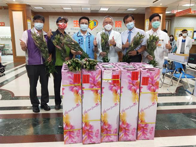 新冠肺炎疫情肆虐，彰化在各單位的努力下，迎來連續9天「嘉玲」，彰化縣長王惠美為感謝一線辛苦消防、醫護人員，特地贈送百合花禮盒給縣內13家專責醫院、5大消防隊，慰勞他們辛苦了。（縣府提供／吳建輝彰化傳真）